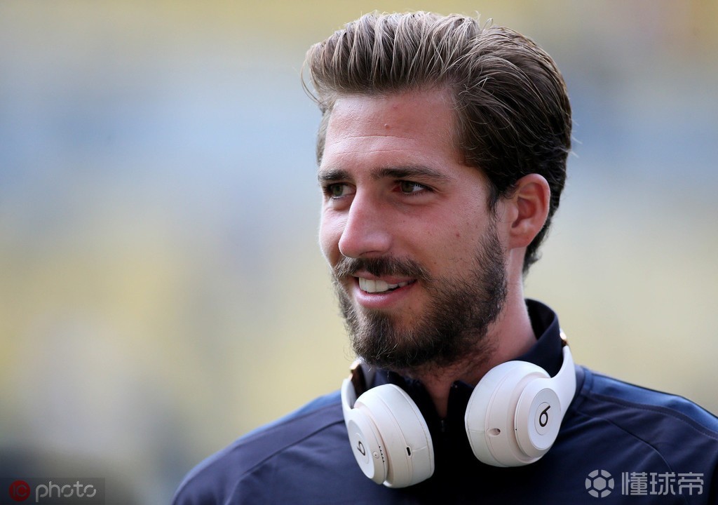  荷甲赛程吃紧，法兰克福转会期门线救险，质疑声仍在，高层口径保持一致