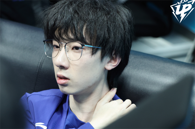 关于Rookie回归赛场，关键助攻首场状态亮眼，快船观众沸腾！的信息