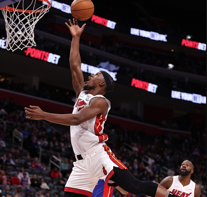 包含Rookie关键节点连败，热火带队取胜！的词条